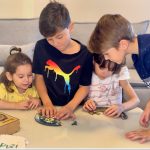 O que são brinquedos montessorianos e como usá-los em casa